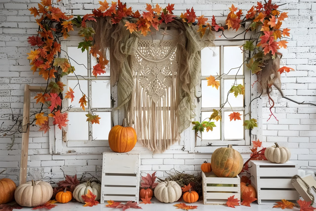 Toile de fond de mur blanc avec fenêtre et feuilles d'automne BRP7-153