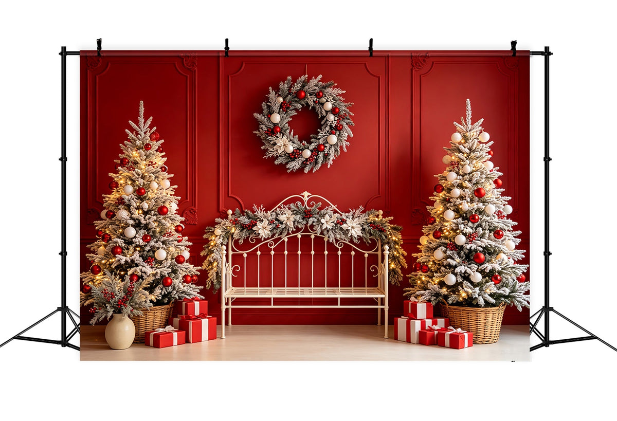 Tête De Lit De Noël Banc Rouge Arbres Givrés Fond En Mousseline De Noël CSH68-80