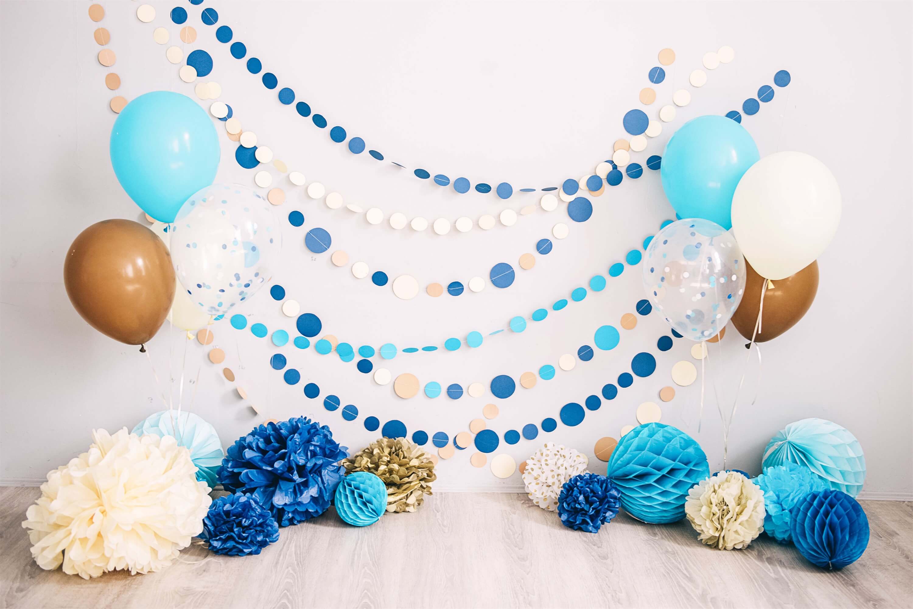 Anniversaire Beige Mur Plancher en bois Points colorés Ballon Papier Fleur Toile de fond M2-29