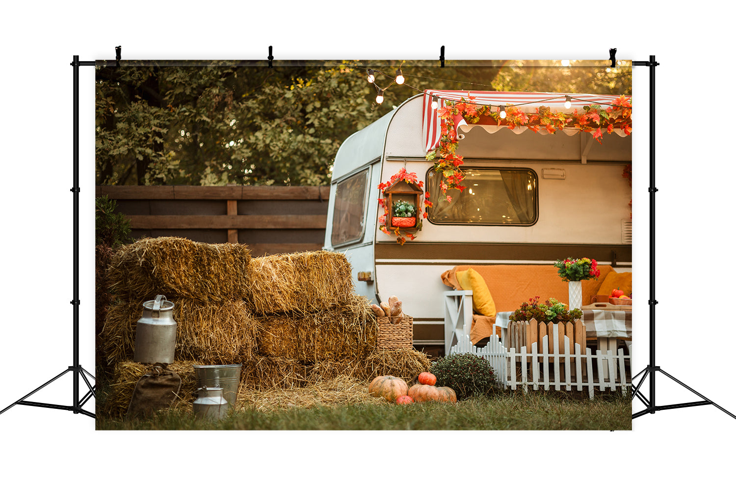 Toile de fond de bus blanc avec feuille d'érable en automne BRP7-121