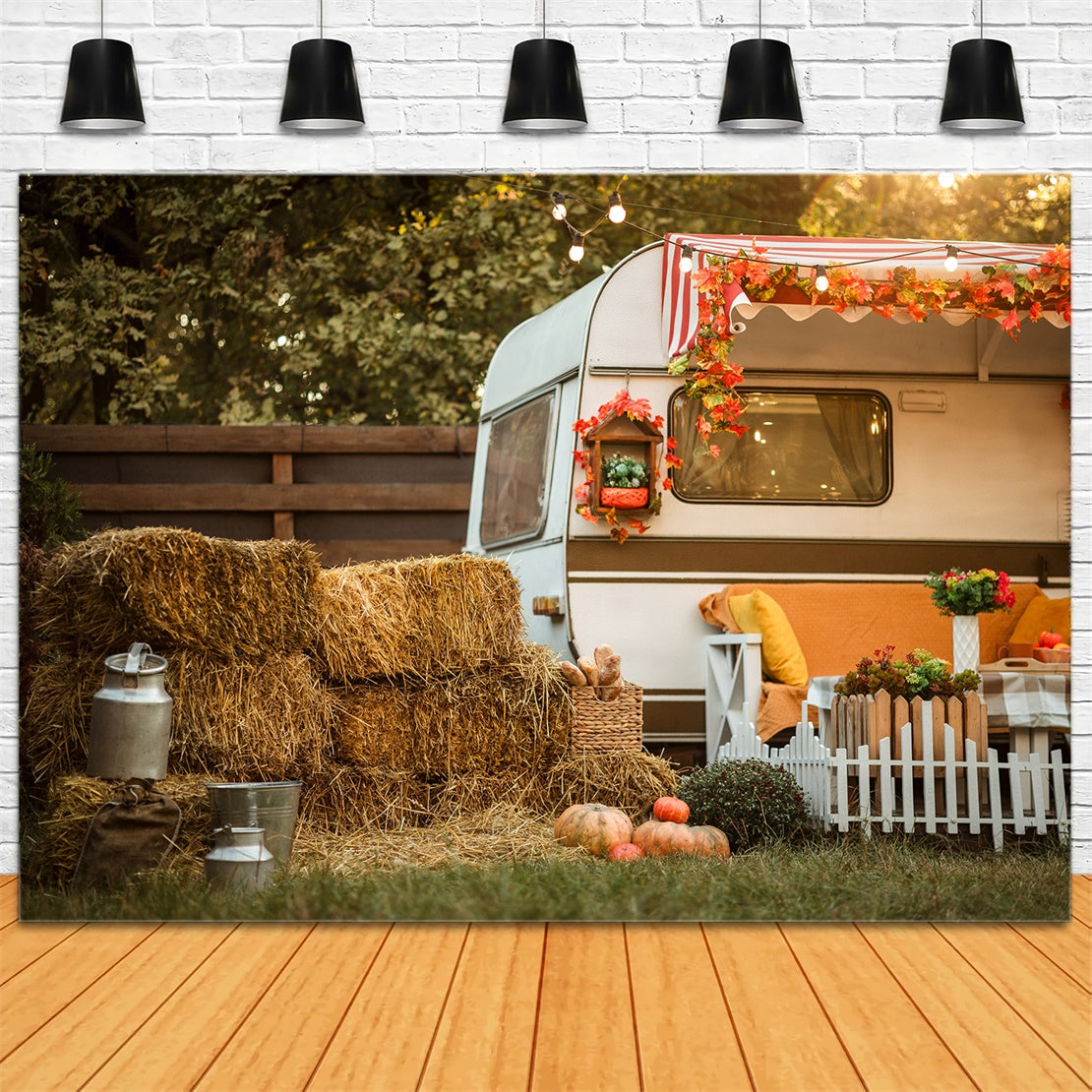 Toile de fond de bus blanc avec feuille d'érable en automne BRP7-121