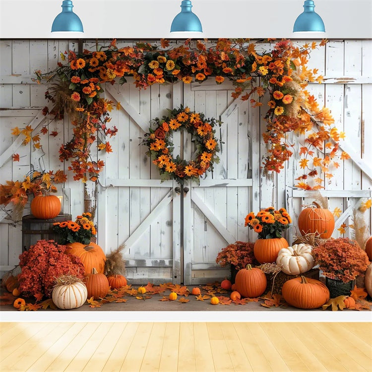 Toile de fond de mur blanc avec feuille d'érable et citrouilles d'automne BRP7-129