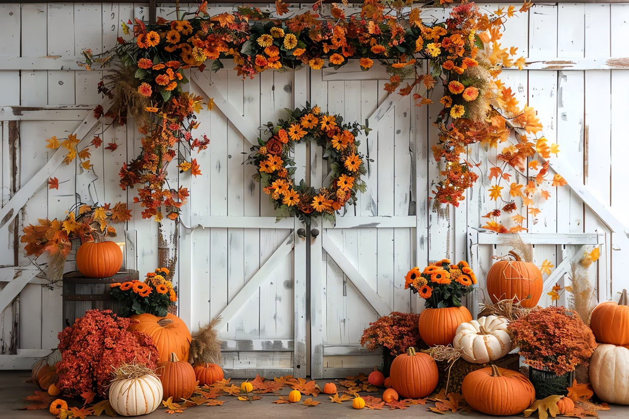 Toile de fond de mur blanc avec feuille d'érable et citrouilles d'automne BRP7-129