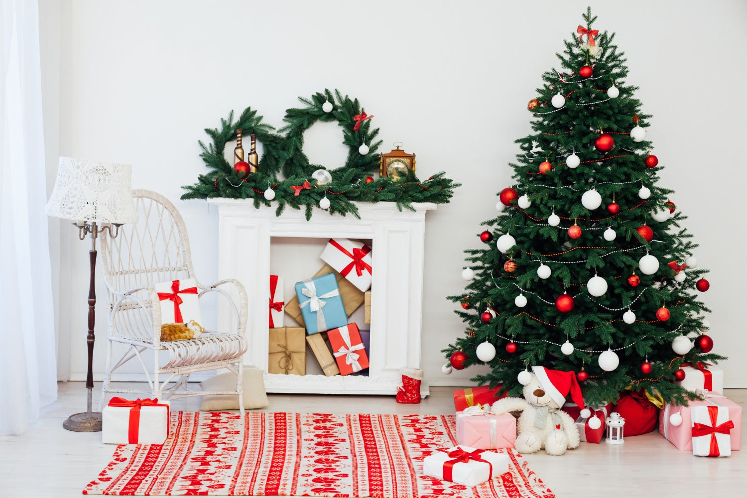 Toile de fond Salle de Noël avec sapin et chaise en osier blanc BRP8-323