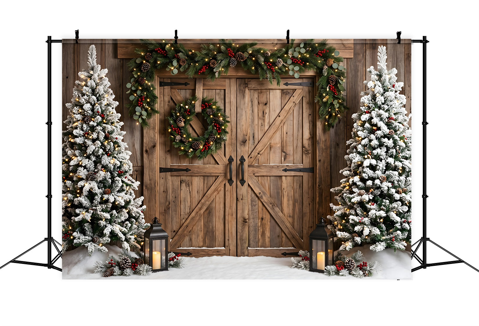 Toile de fond rustique de Noël avec portes de grange enneigées couronne et sapins CEM65-149