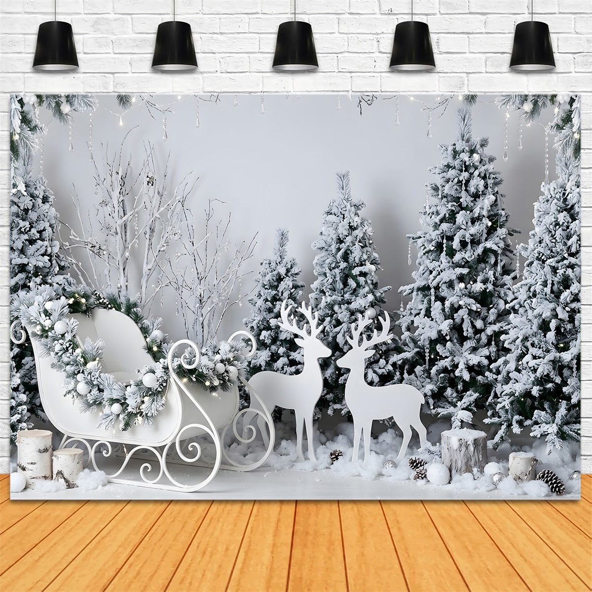Toile de fond de Noël blanche avec traîneau givré rennes et forêt CEM65-190