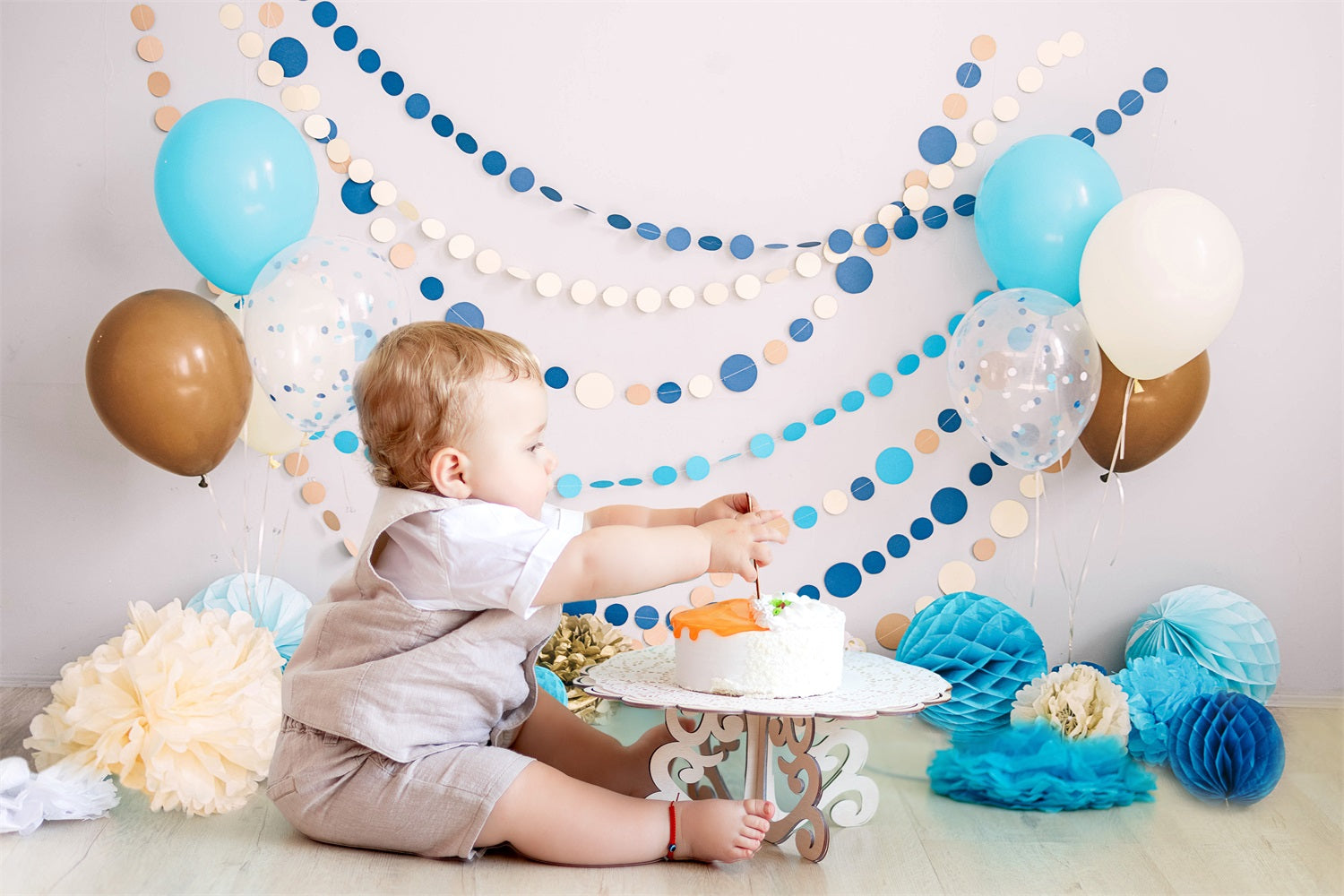 Anniversaire Beige Mur Plancher en bois Points colorés Ballon Papier Fleur Toile de fond M2-29